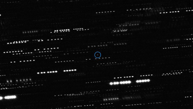 Una combinación de imágenes de los telescopios VLT y Gemini Sur muestra al asteroide interestelar 'Oumuamua (con un círculo), rodeado del rastro que dejan las estrellas cuando los instrumentos siguen al asteroide en movimiento. / ESO/K. Meech et al.